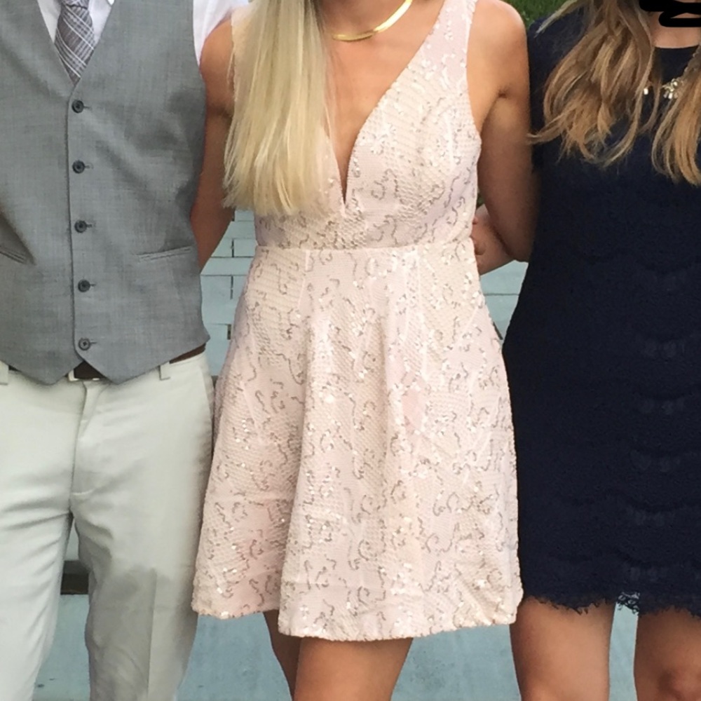 EUC! Light pink, v-neck, mini dress with rose gold sparkles